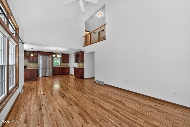 11 Pineview Lane, East Greenbush, NY 12061