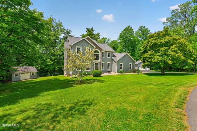 11 Pineview Lane, East Greenbush, NY 12061