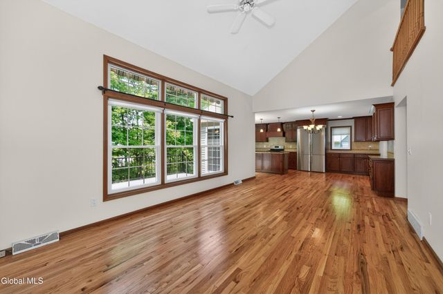 11 Pineview Lane, East Greenbush, NY 12061