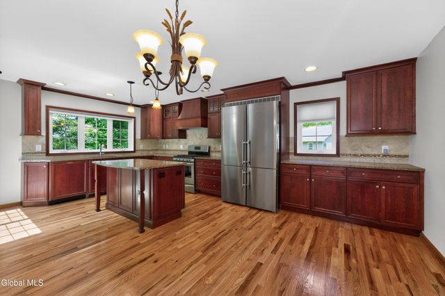 11 Pineview Lane, East Greenbush, NY 12061