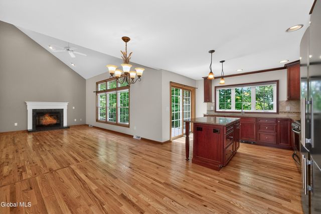 11 Pineview Lane, East Greenbush, NY 12061