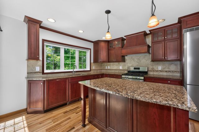 11 Pineview Lane, East Greenbush, NY 12061