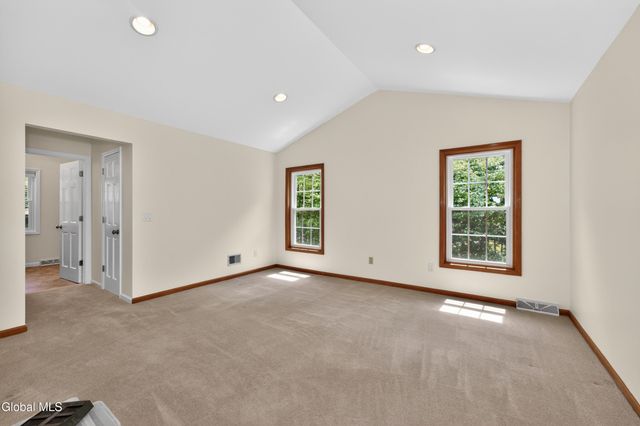 11 Pineview Lane, East Greenbush, NY 12061