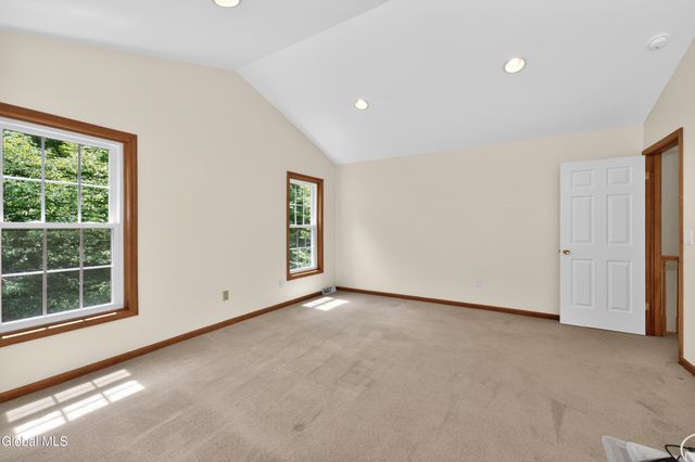 11 Pineview Lane, East Greenbush, NY 12061