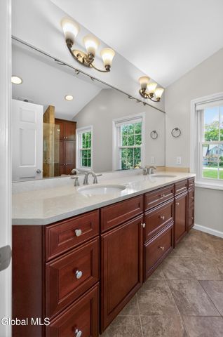 11 Pineview Lane, East Greenbush, NY 12061