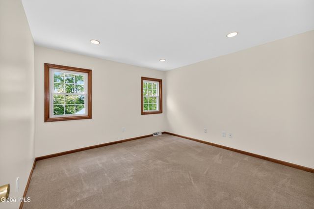 11 Pineview Lane, East Greenbush, NY 12061