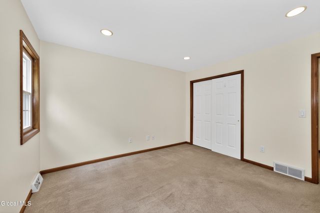 11 Pineview Lane, East Greenbush, NY 12061