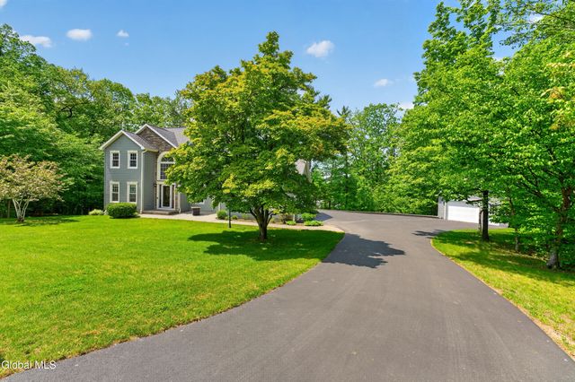 11 Pineview Lane, East Greenbush, NY 12061