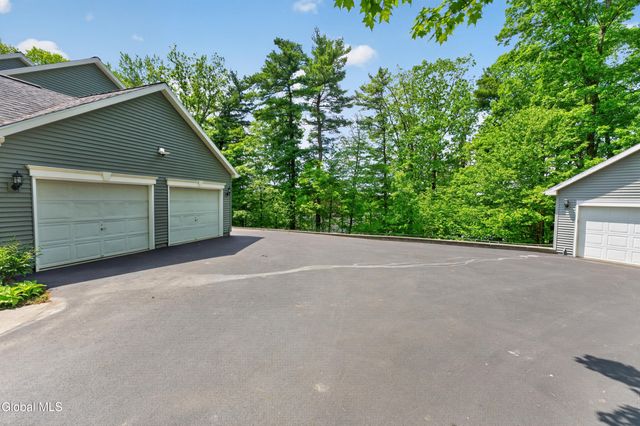 11 Pineview Lane, East Greenbush, NY 12061