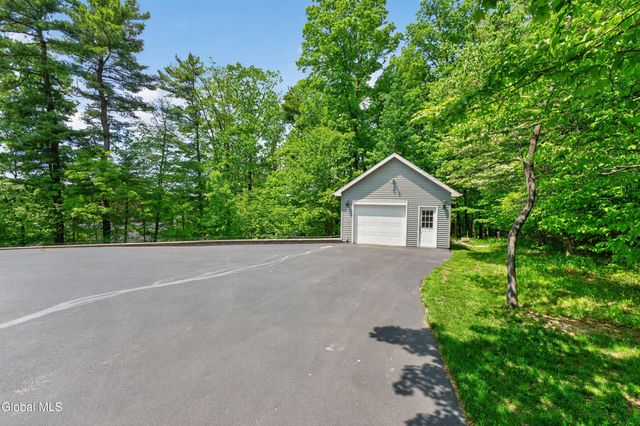 11 Pineview Lane, East Greenbush, NY 12061