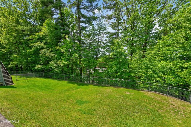 11 Pineview Lane, East Greenbush, NY 12061