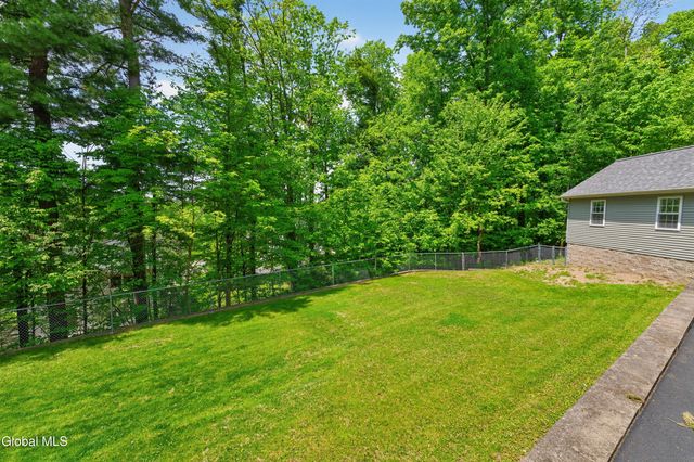 11 Pineview Lane, East Greenbush, NY 12061
