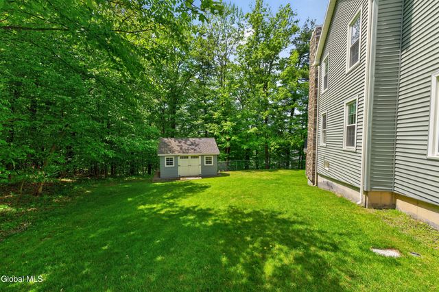 11 Pineview Lane, East Greenbush, NY 12061