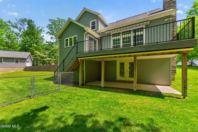 11 Pineview Lane, East Greenbush, NY 12061