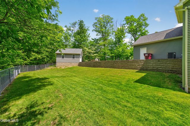 11 Pineview Lane, East Greenbush, NY 12061