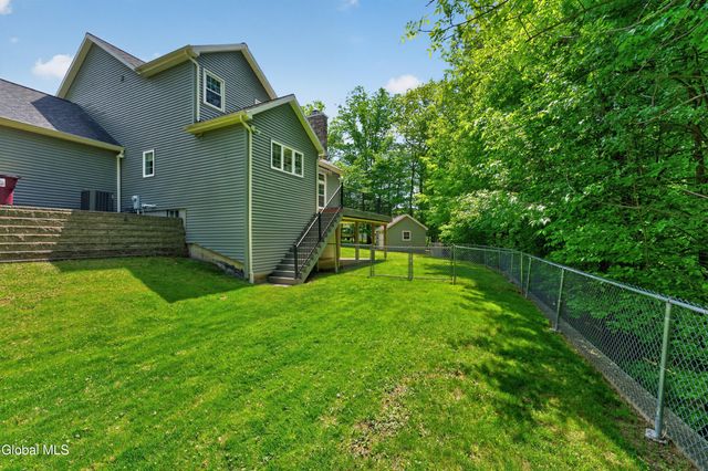 11 Pineview Lane, East Greenbush, NY 12061