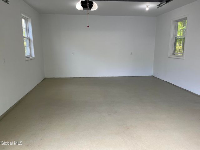 11 Pineview Lane, East Greenbush, NY 12061