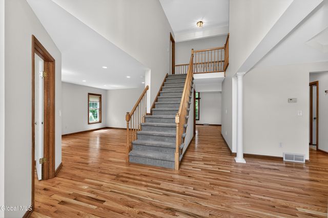 11 Pineview Lane, East Greenbush, NY 12061