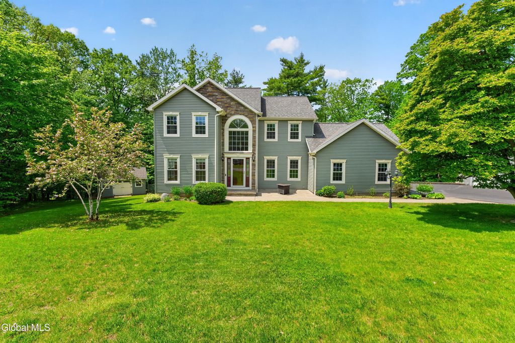 11 Pineview Lane, East Greenbush, NY 12061