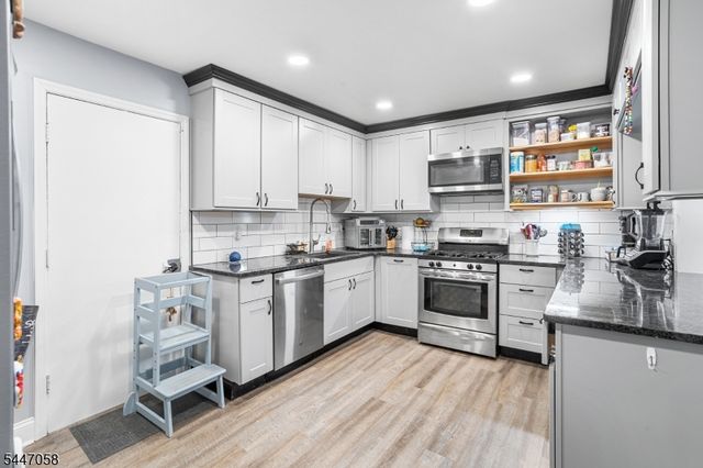 21 Sherwood Ct, Raritan Twp., NJ 08822