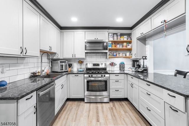 21 Sherwood Ct, Raritan Twp., NJ 08822