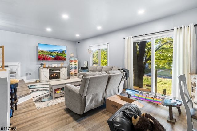 21 Sherwood Ct, Raritan Twp., NJ 08822