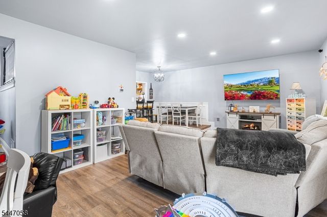21 Sherwood Ct, Raritan Twp., NJ 08822
