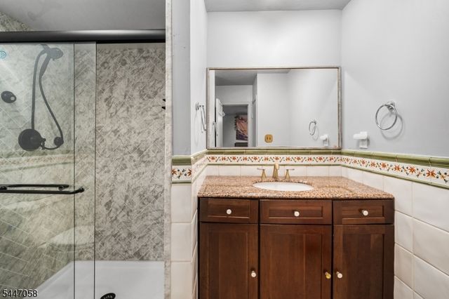 21 Sherwood Ct, Raritan Twp., NJ 08822