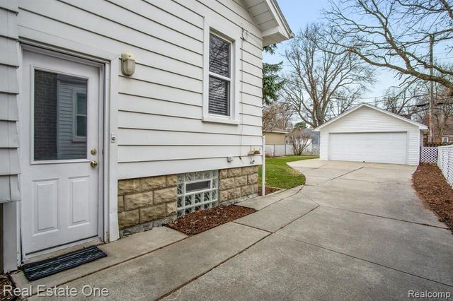 23128 Olmstead Street, Dearborn, MI 48124