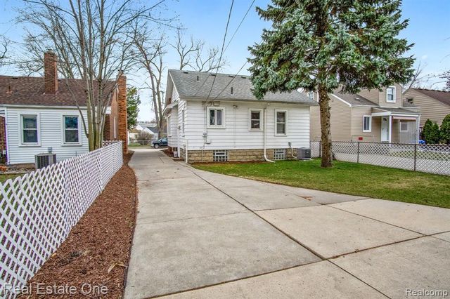 23128 Olmstead Street, Dearborn, MI 48124