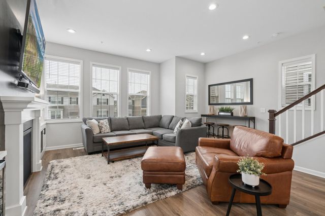 8064 Central Park Way N, Maple Grove, MN 55369