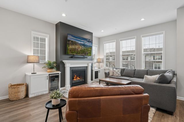 8064 Central Park Way N, Maple Grove, MN 55369