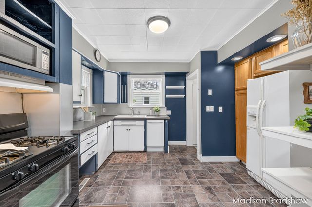 2070 Monroe Avenue NW, Grand Rapids, MI 49505