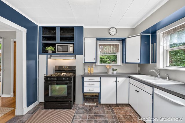 2070 Monroe Avenue NW, Grand Rapids, MI 49505