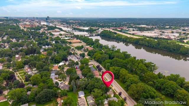 2070 Monroe Avenue NW, Grand Rapids, MI 49505