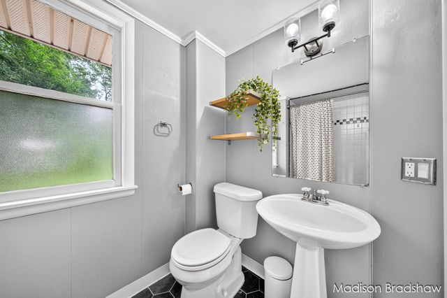 2070 Monroe Avenue NW, Grand Rapids, MI 49505