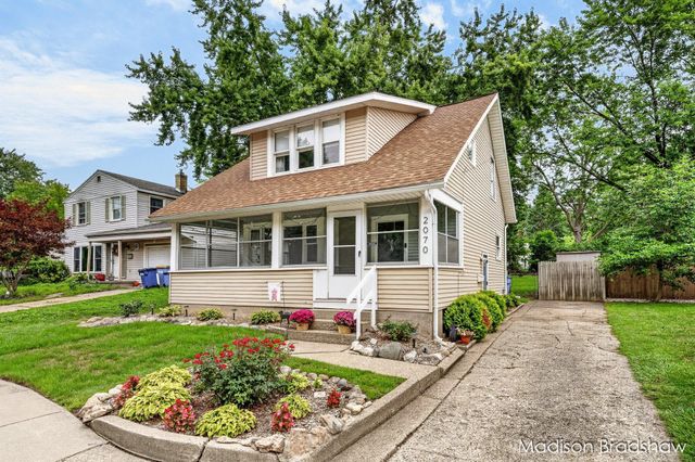 2070 Monroe Avenue NW, Grand Rapids, MI 49505