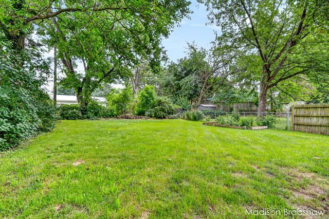 2070 Monroe Avenue NW, Grand Rapids, MI 49505