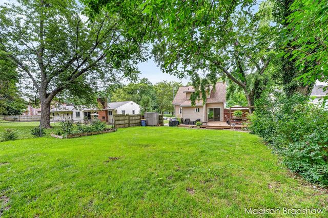 2070 Monroe Avenue NW, Grand Rapids, MI 49505