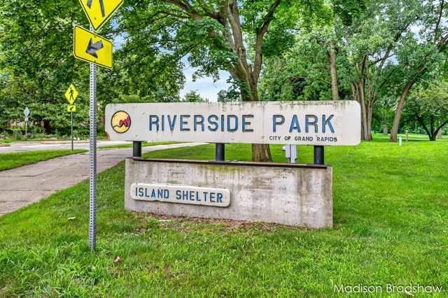 2070 Monroe Avenue NW, Grand Rapids, MI 49505