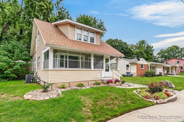 2070 Monroe Avenue NW, Grand Rapids, MI 49505