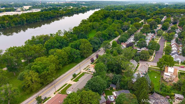 2070 Monroe Avenue NW, Grand Rapids, MI 49505