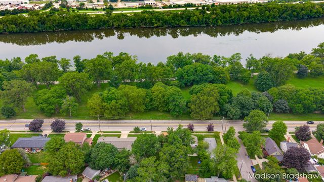 2070 Monroe Avenue NW, Grand Rapids, MI 49505