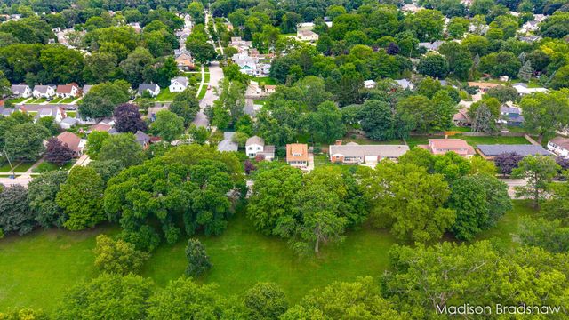 2070 Monroe Avenue NW, Grand Rapids, MI 49505