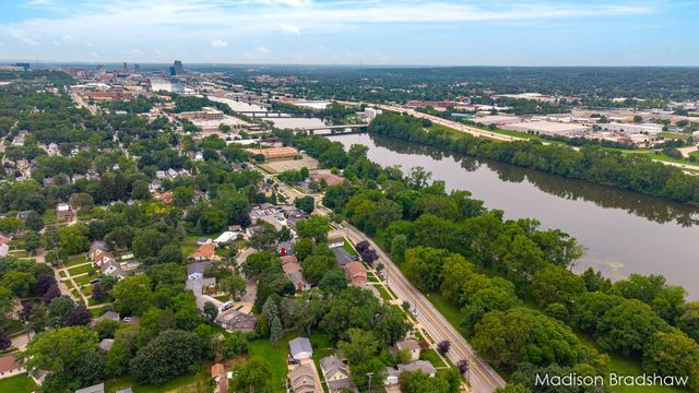 2070 Monroe Avenue NW, Grand Rapids, MI 49505