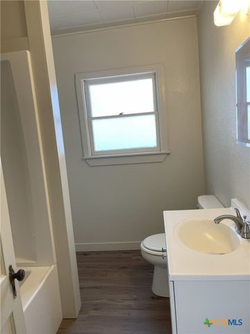 1521 N Hamilton Street, Gonzales, TX 78629