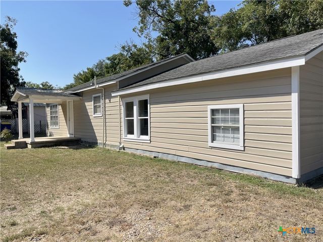 1521 N Hamilton Street, Gonzales, TX 78629