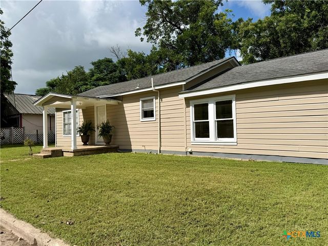 1521 N Hamilton Street, Gonzales, TX 78629
