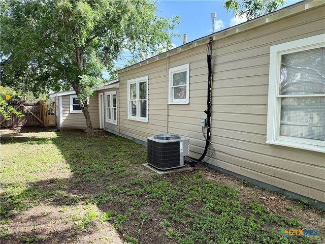 1521 N Hamilton Street, Gonzales, TX 78629