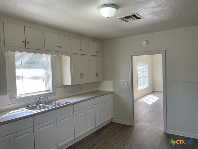 1521 N Hamilton Street, Gonzales, TX 78629
